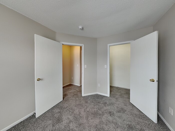 Building Photo - 4322 Village Bend Dr