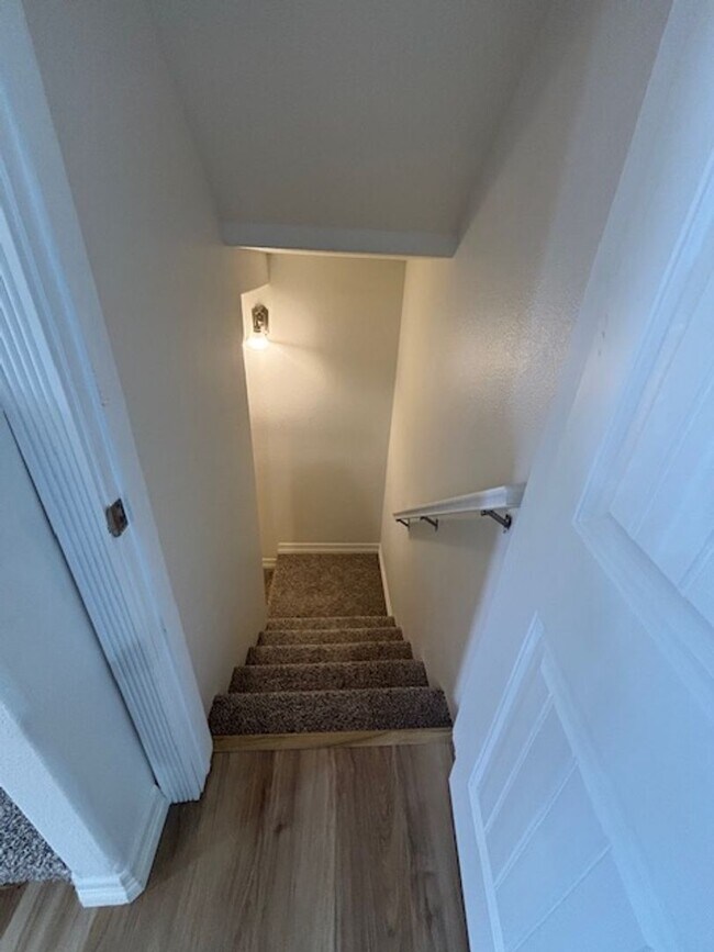 Building Photo - 4 Bedroom 3.5 Bath Townhouse Near Dell Range Blvd.