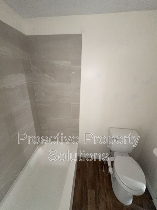 Building Photo - 221 Dunmore St