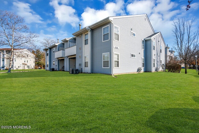 Building Photo - 25 Jockey Ln