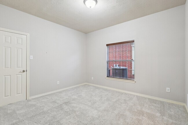 Building Photo - 10206 Pine Flats Dr