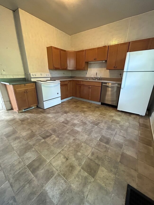 Building Photo - Large Five Bedroom House