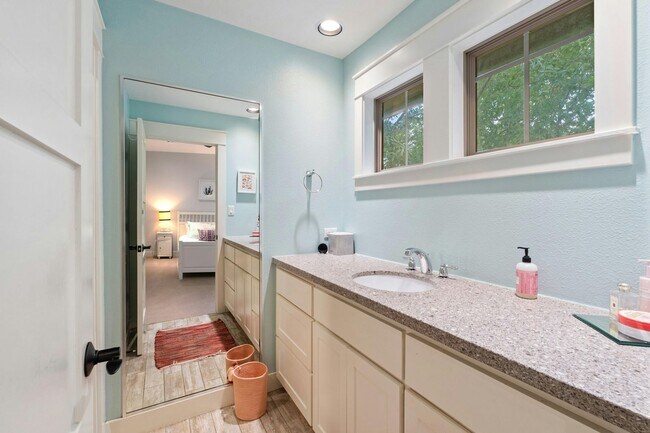 Building Photo - Beautiful 4-Bed Home in Highland Park West...