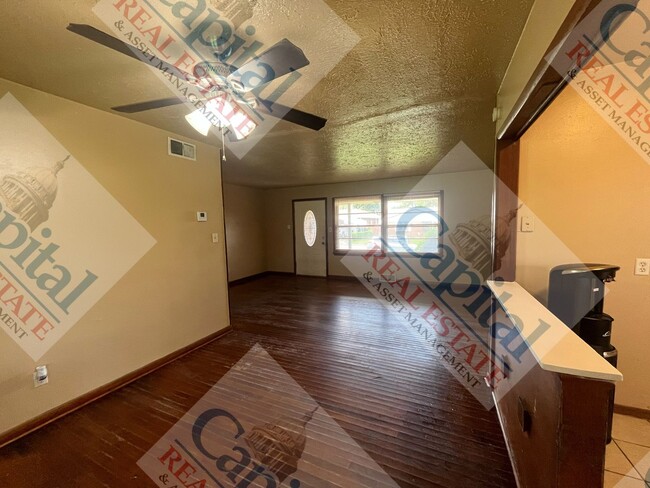 Building Photo - Charming 3 Bedroom