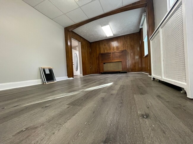 Building Photo - Newly Renovated 3 Bed, 1.5 Bath in Fairview!