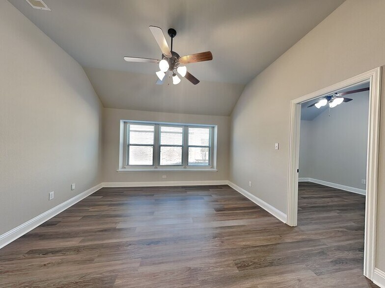 Building Photo - 900 McLynn Ct