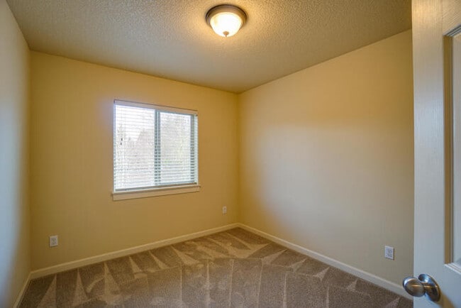 Building Photo - BEAUTIFUL THREE BEDROOM HOME IN FELIDA