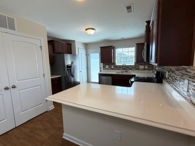Building Photo - ~~ Luxurious End Unit 3-bedroom Townhome ~~