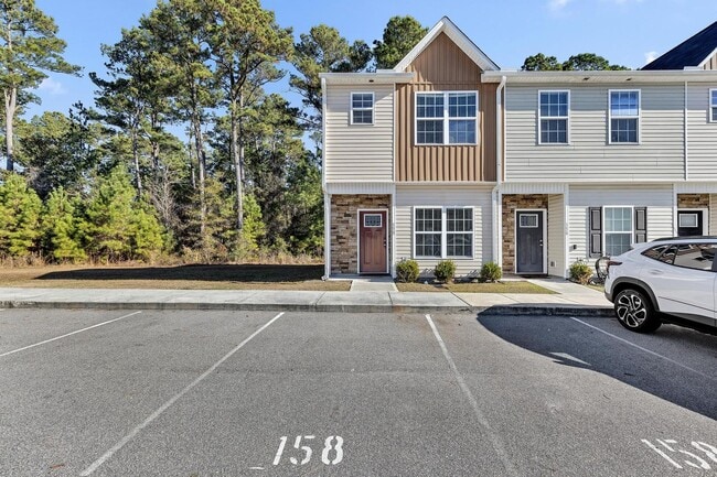 Building Photo - Holly Ridge End Unit Town Home Available!