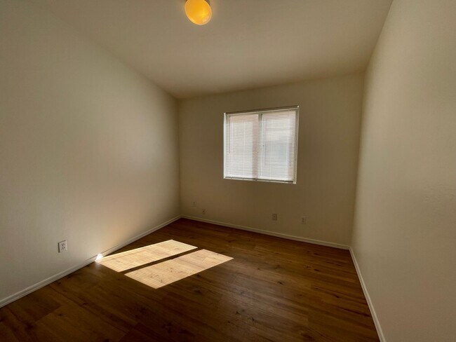 Building Photo - Charming Corner Lot - 4 Bedroom/ 2 Bathroom