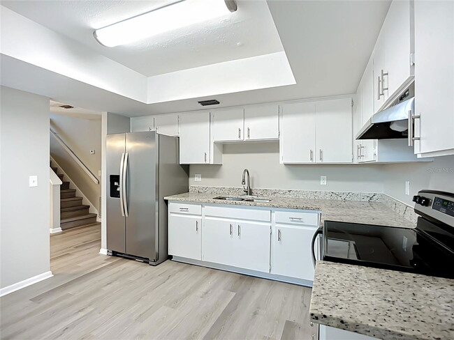 Building Photo - 632 Ephrata Dr