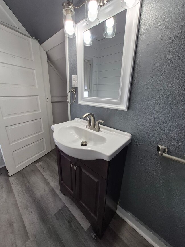 Building Photo - Get this adorable 3-bedroom 2 full bath ho...