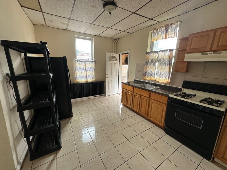 Building Photo - 1327 W Seltzer St