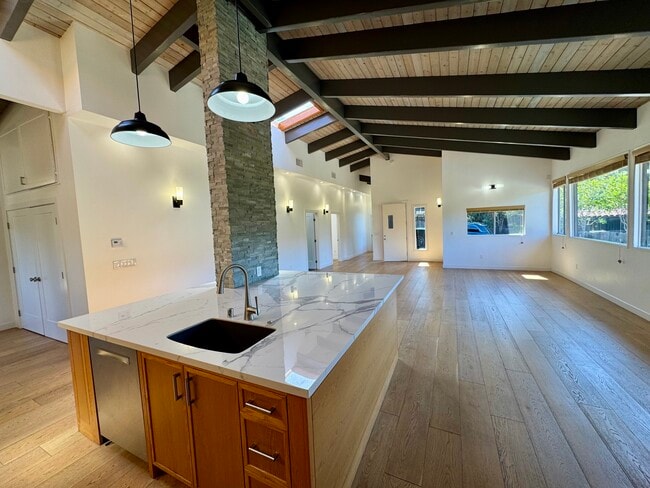 Building Photo - 156 Muerdago Rd