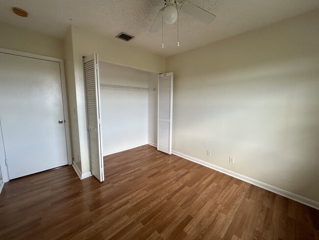 Building Photo - 910 Cypress Way E