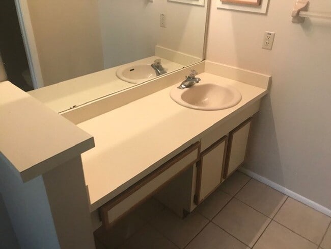 Building Photo - Charming 2-Bed, 2-Bath Home with Vaulted Ceilings & Pool View!