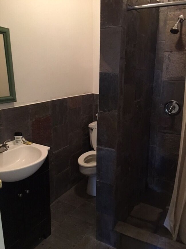 Building Photo - Private Guy Room in 5 bedroom 2 bath triplex