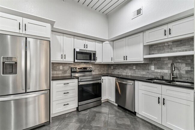 Building Photo - 2421 W Horatio St