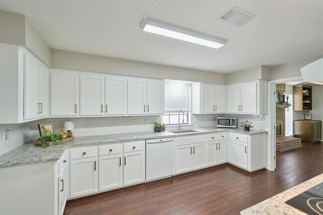 Building Photo - 26611 Oak Hill Dr