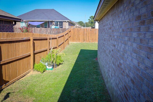 Building Photo - 322 Ambrose Avenue