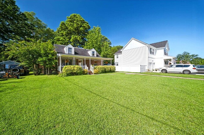Building Photo - 4 Bedroom 2 Bathroom with large fenced in yard for Pets