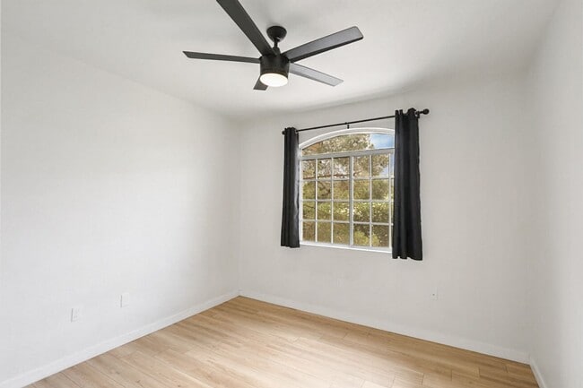 Building Photo - 3 Bed Condo In Gated West Side Community