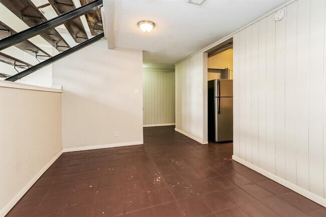 Building Photo - 2 Lakeway St