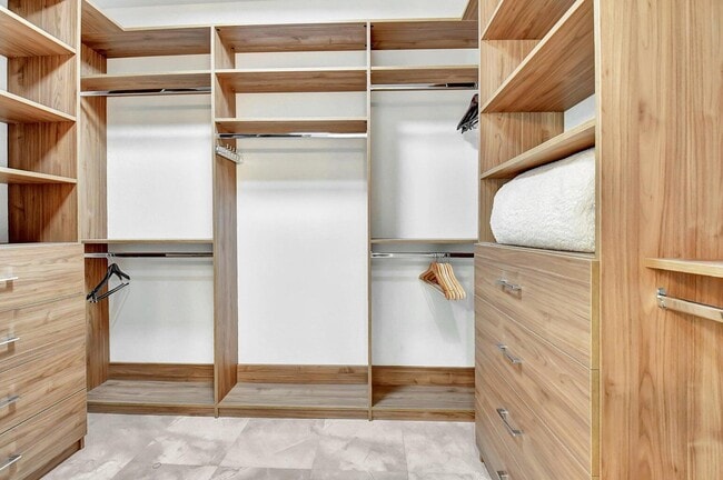 Building Photo - 3567 Commodore Cir