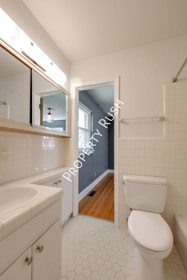 Building Photo - 303 Windmere Dr