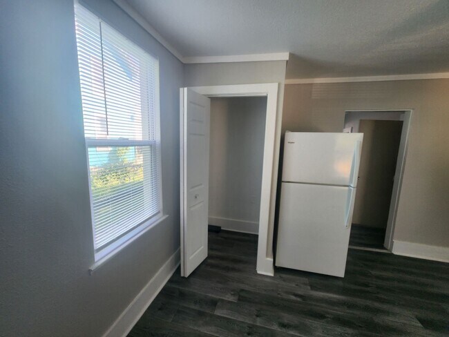 Building Photo - 307 E 22nd St