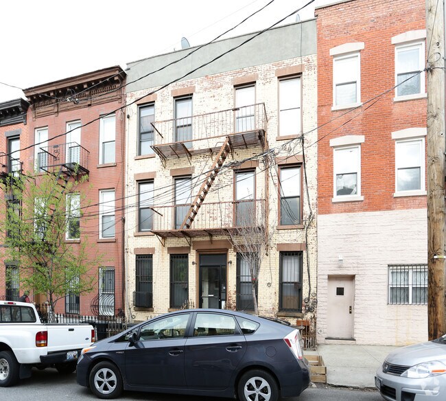 Primary Photo - 656 Henry St