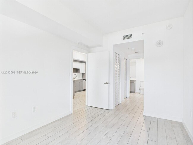 Building Photo - 321 NE 26th St