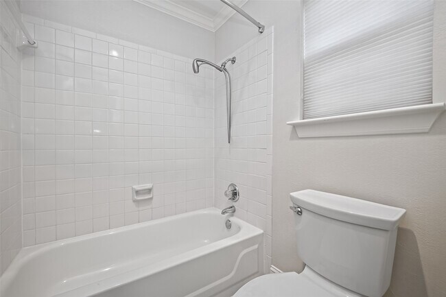 Building Photo - 10310 Chevy Chase Dr