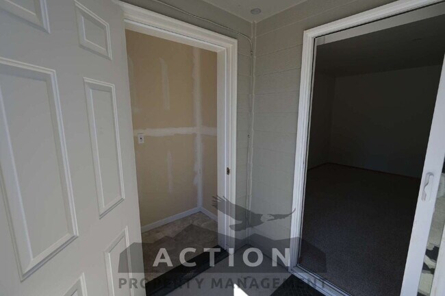 Building Photo - Super clean 2 bed 1 bath apartment in Port...