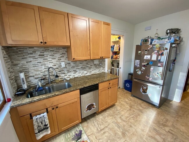 Building Photo - 2104 E Mifflin St