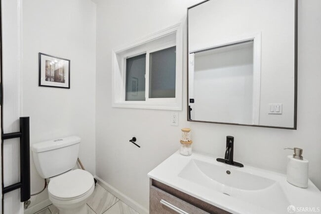 Building Photo - 202 (17-19 Card Aly)