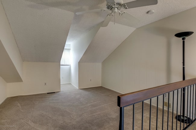 Building Photo - 92 Tulip Ln