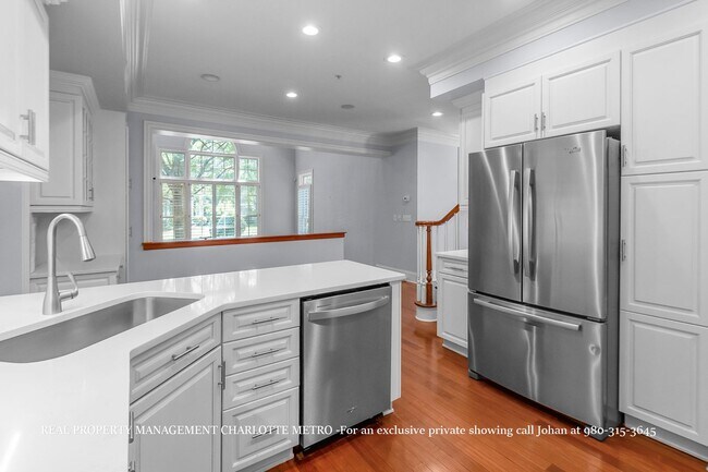 Building Photo - 529 Queens Rd