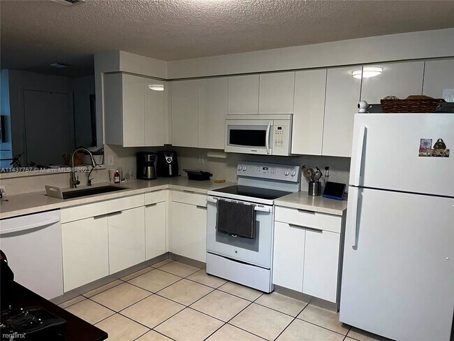 Building Photo - 2 br, 2.5 bath Townhome - 1050 Sorrento Dr...