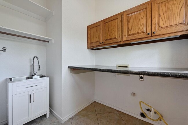 Building Photo - 11305 Nutwood Cove