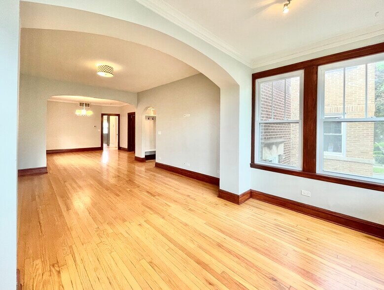 Building Photo - 2652 N Harding Ave