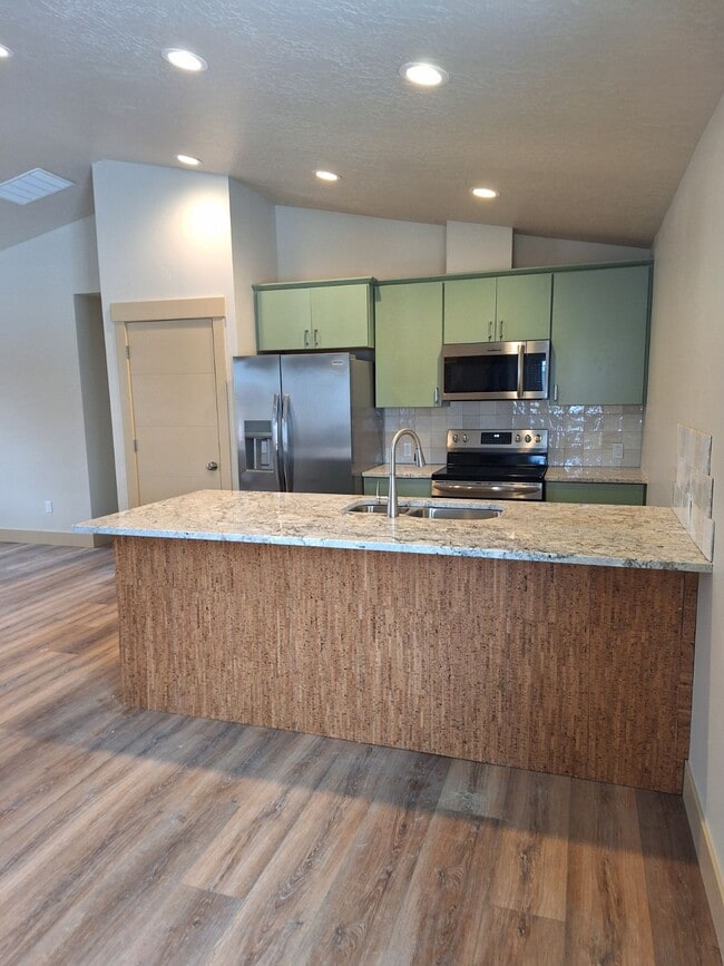 Building Photo - 702 Smith Ave