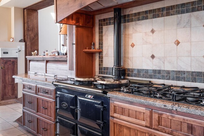 Building Photo - Private Hillside Ranch Home Available Wint...