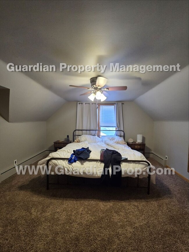 Building Photo - Bloomington Single Family Home, 2 Car Garage, new kitchen appliances!