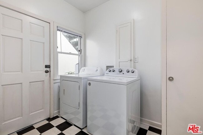 Building Photo - 441 1/2 S Palm Dr