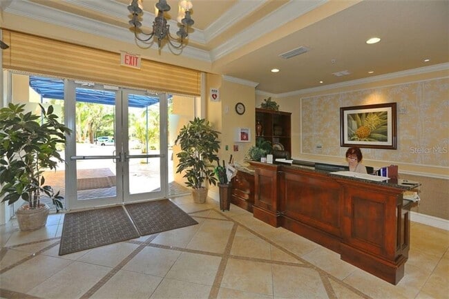Building Photo - Annual UNfurnished 2/2 condo on top floor ...