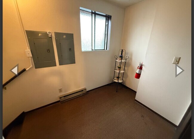 Building Photo - Charming Retro-Style 2BR in Prime Downtown Location