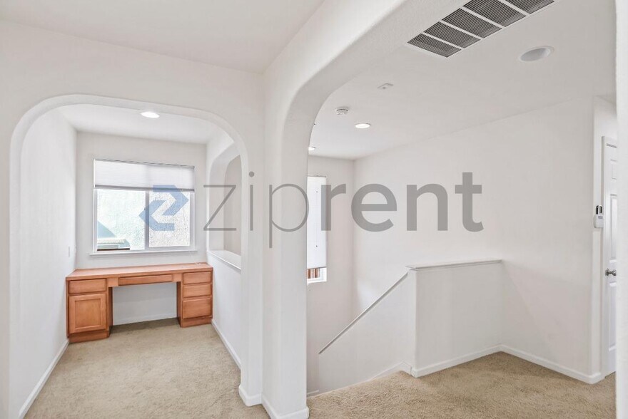 Building Photo - 205 Blum View Dr