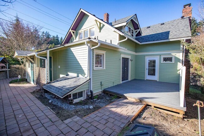 Building Photo - Gorgeous Vintage Home in Downtown Langley with Detached Guest Studio!!