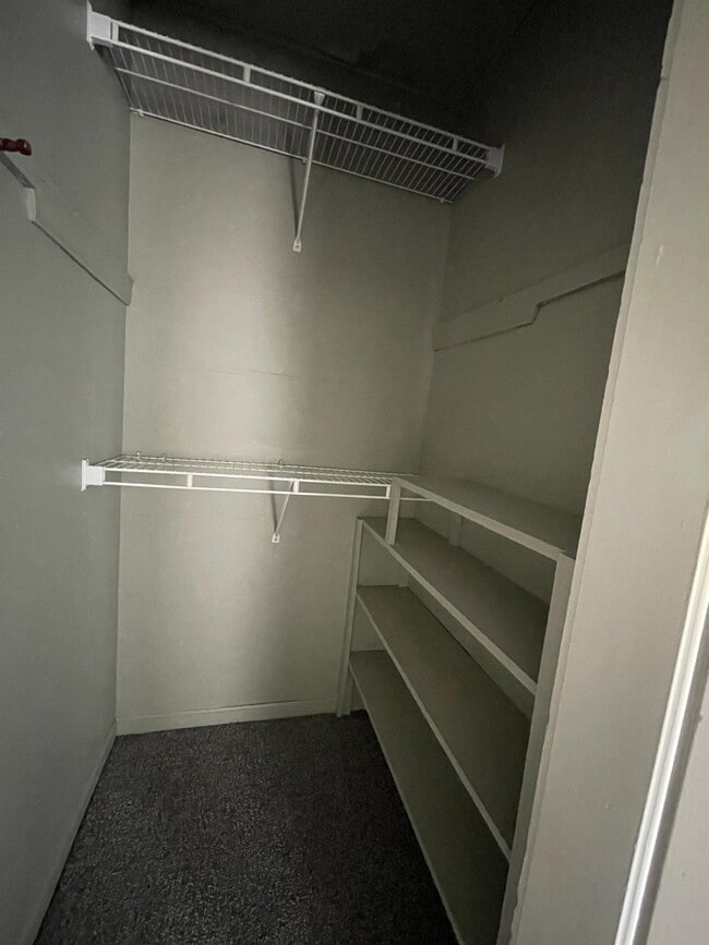 Building Photo - 935 Allen Ave